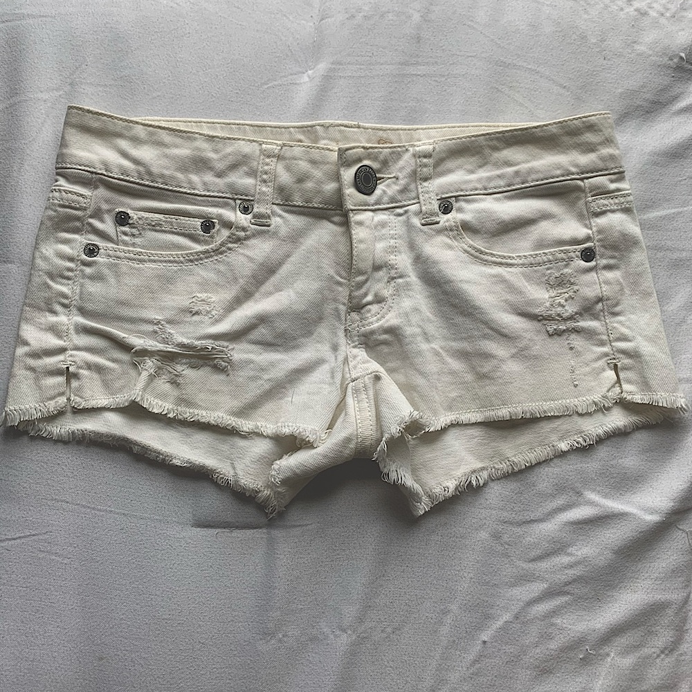 American Eagle White Distressed Shorts 🦅